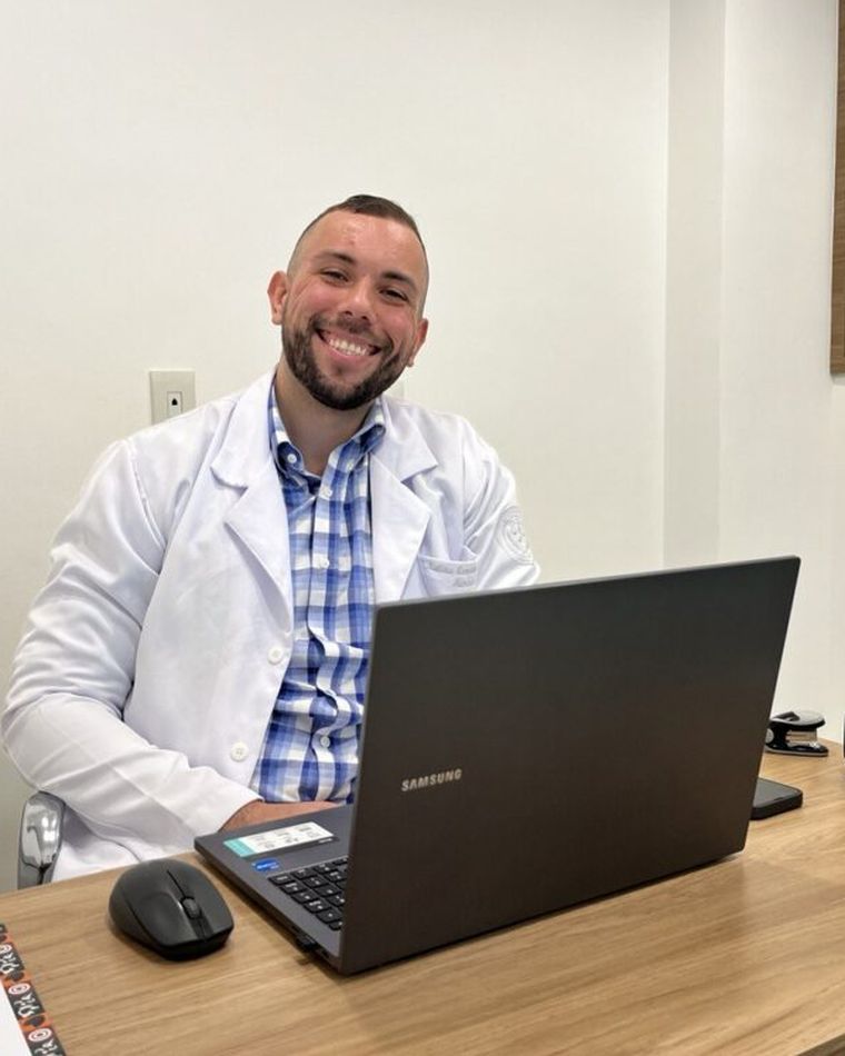 Matheus Azevedo, nutricionista esportivo, sorrindo com jaleco