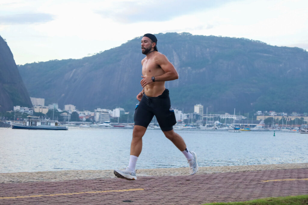 Matheus Azevedo correndo à beira do calçadão
